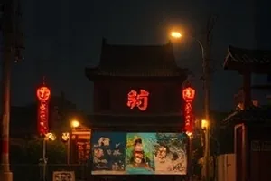 探花在线主推专题的横版图文解析封面，画面为雾气笼罩的港区街景