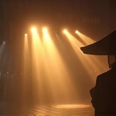 《风暴前的茶歇》职场剧方形封面，会议室里的茶杯